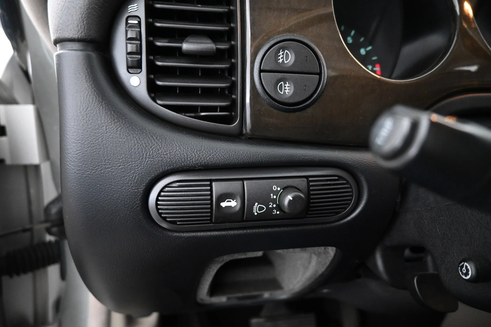 Car Image - FwyJT6Ga9AAlmVO8qm1Q8