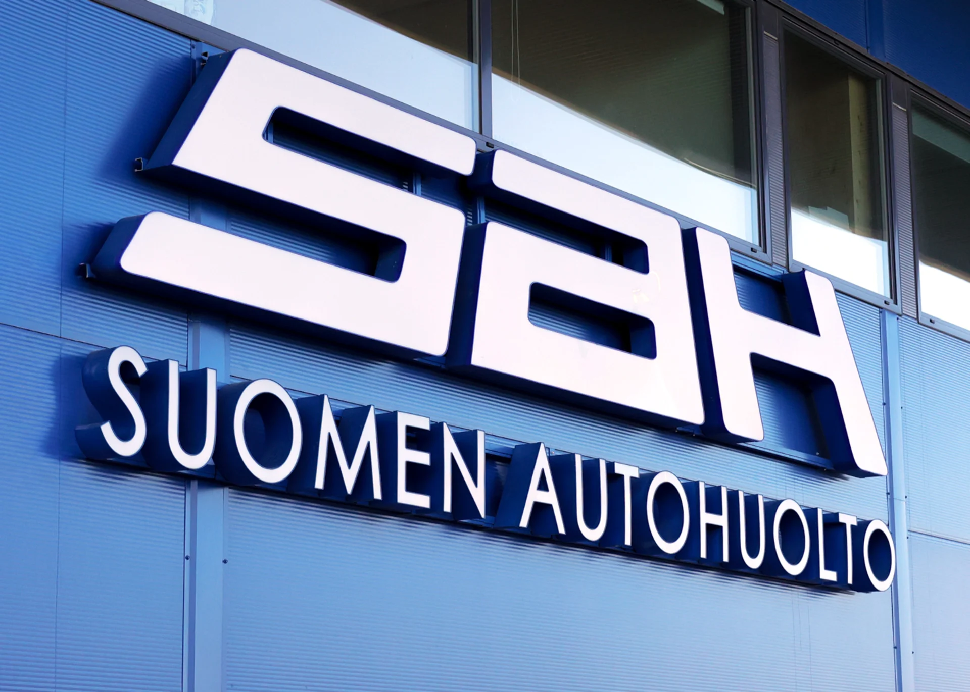 SAH Suomen autohuolto ljusskylt bild