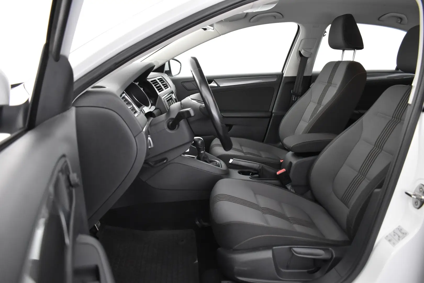 Car Image - 6NVBsqQZGOzp2uiCfmhnqj