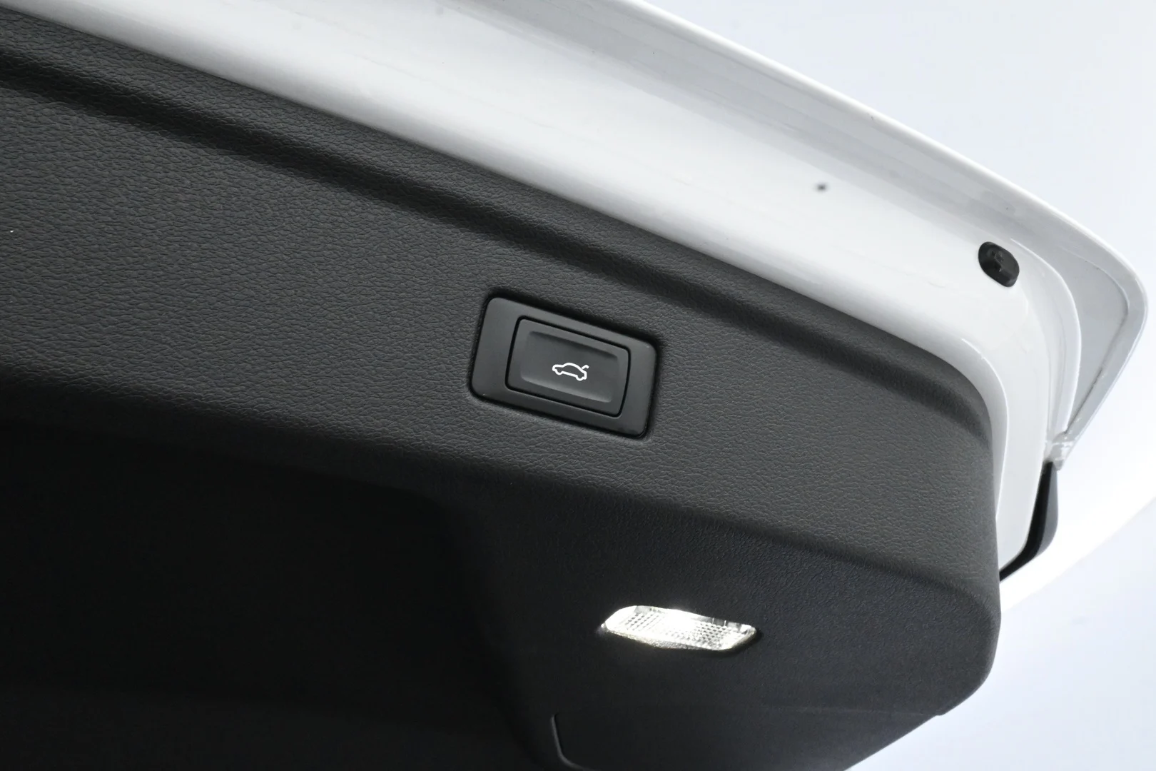 Car Image - CyON9JVkT6UArbJUaSfIK
