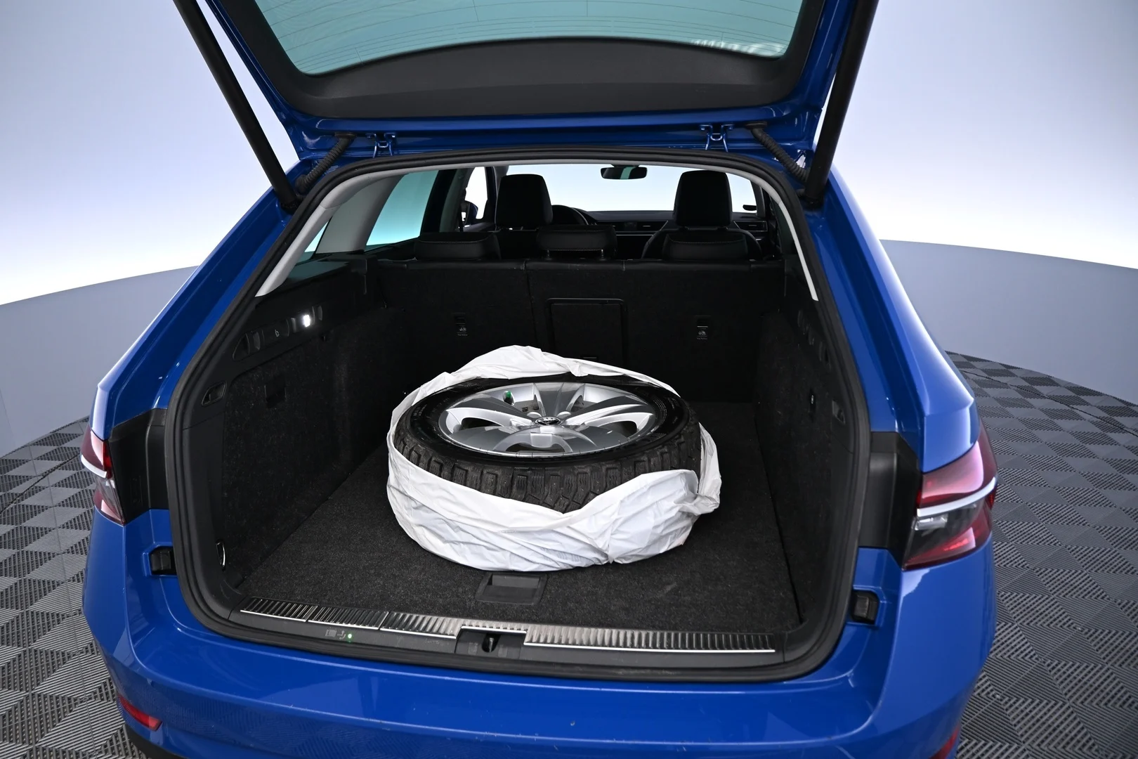 Car Image - 5jxPgzfrXf9zCUWUj6dKwH