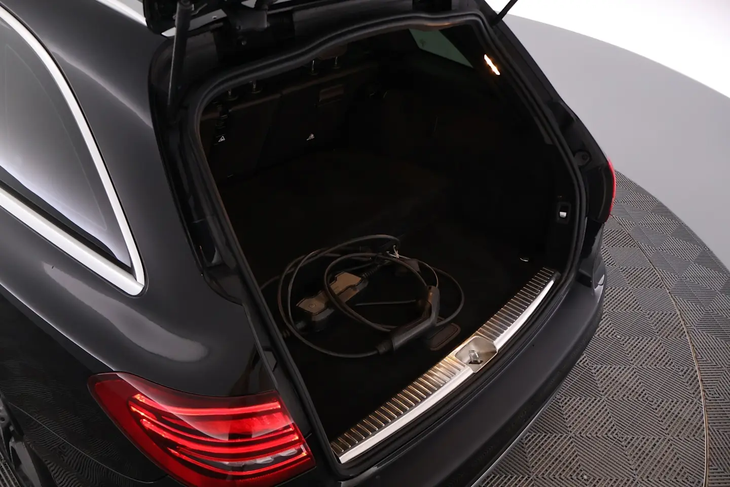 Car Image - vy95LyrUhFN5wewmFlvF1
