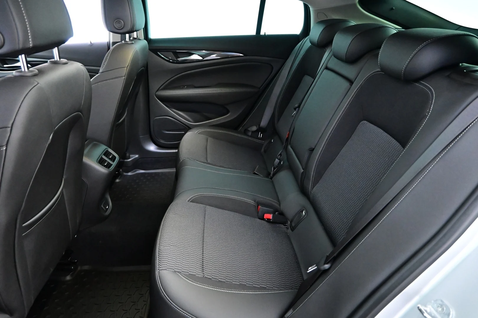 Car Image - oUb8DVvPDAJJHZJr11TzY