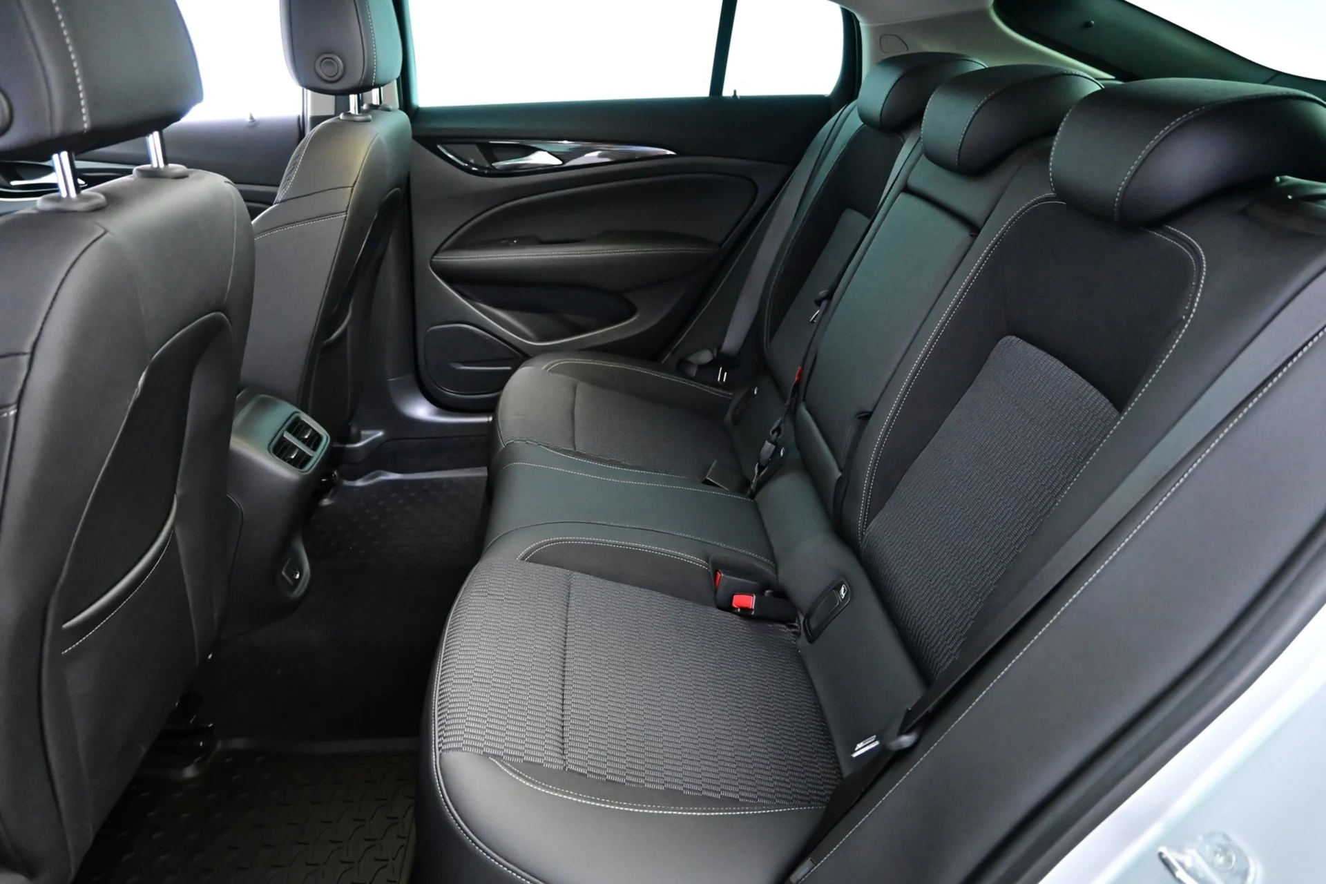 Car Image - oUb8DVvPDAJJHZJr11TzY