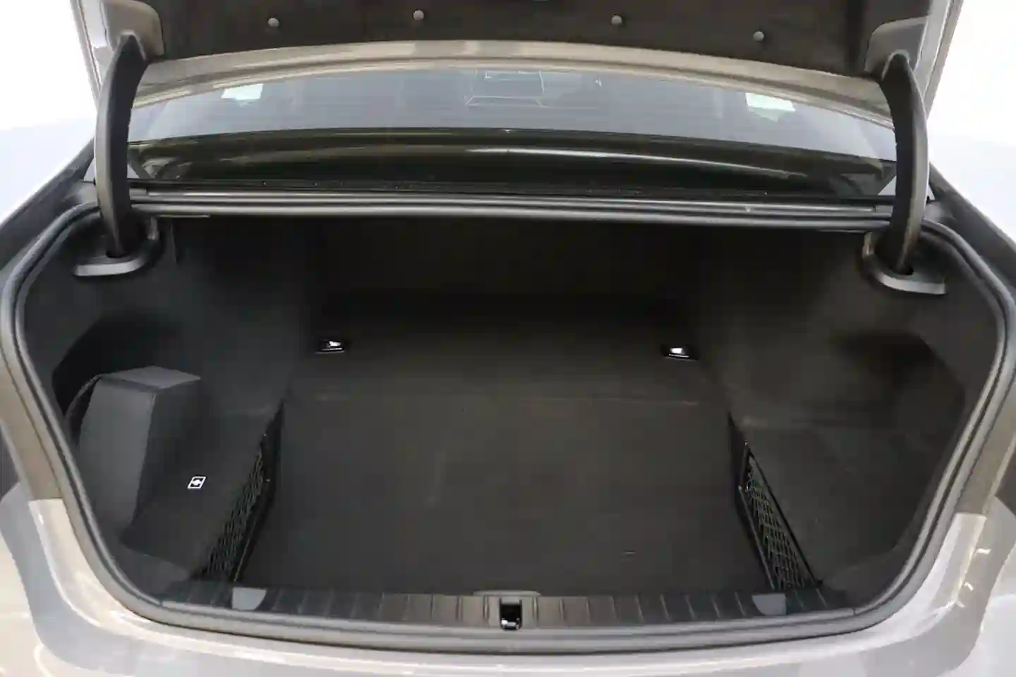 Car Image - 4n5DGxEY0OZAcxM1u6HMUb