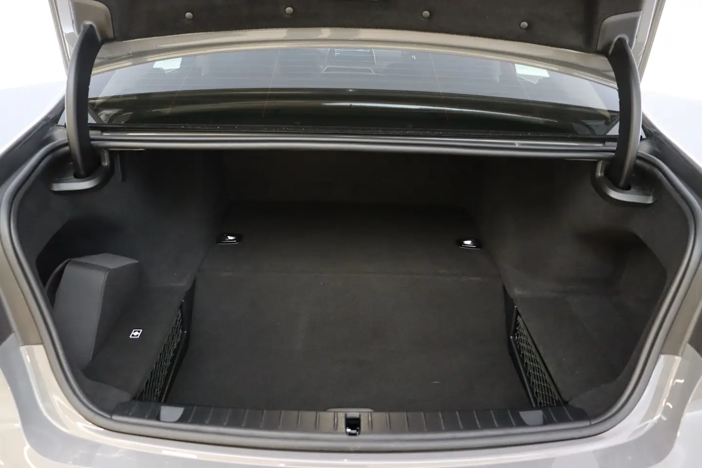 Car Image - 4n5DGxEY0OZAcxM1u6HMUb