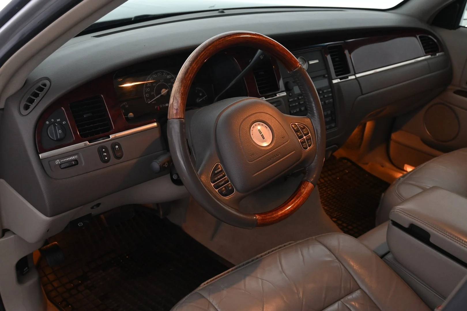Car Image - 5VwifUGeeP45MUe8clfRP4