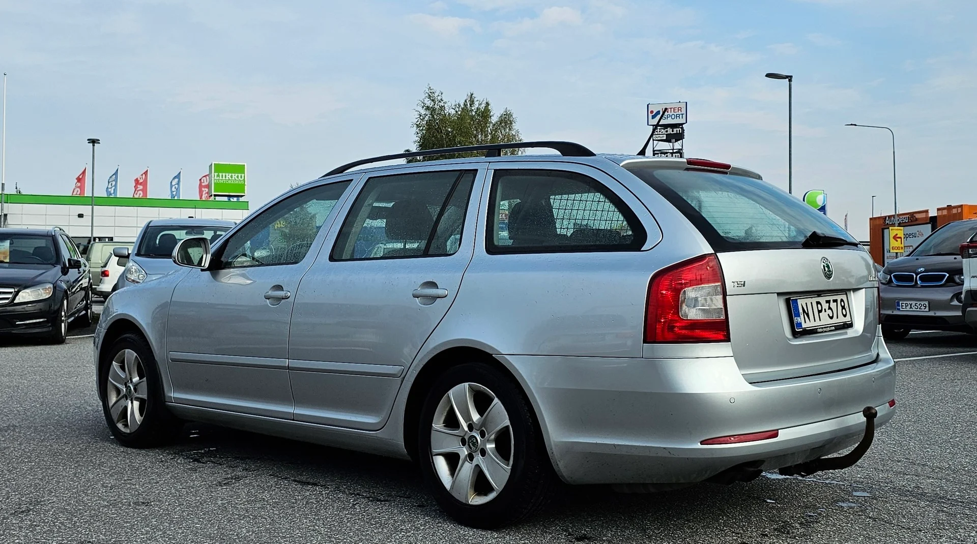 Car Image - 1Usj95LcaGuvW8ds4IYCds