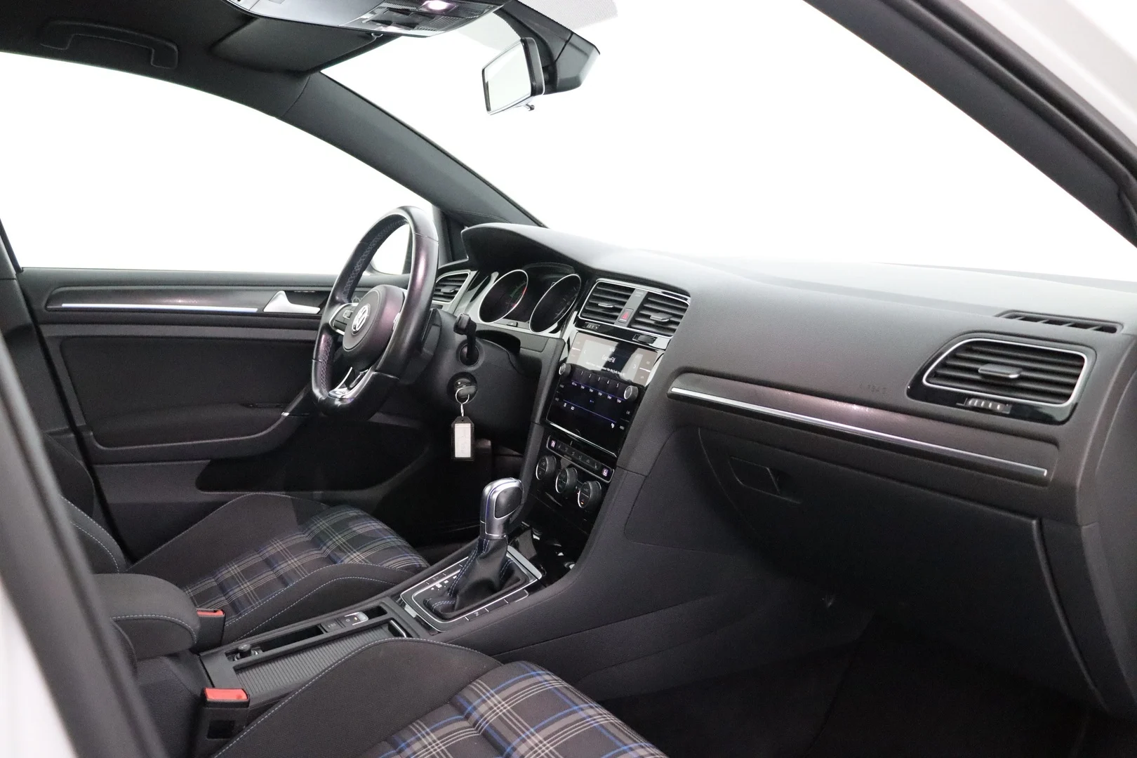 Car Image - 4e4UaYL4jshTNr1XrJJEBa