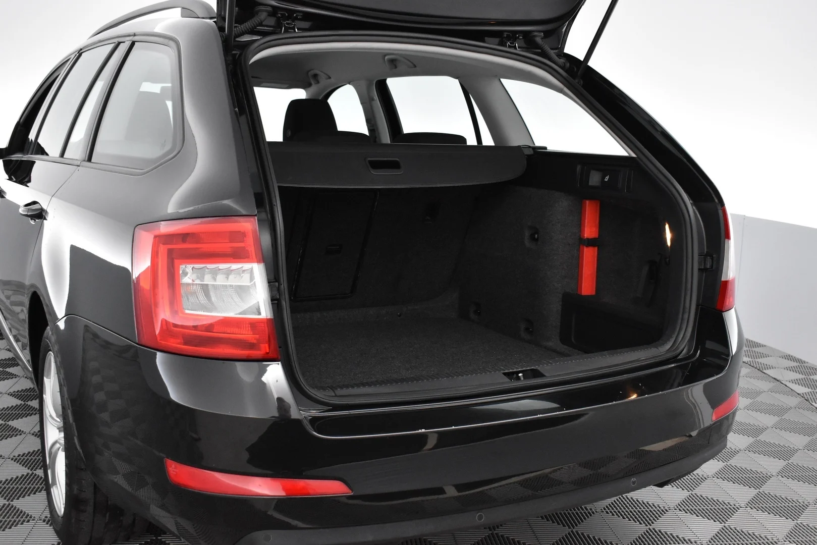 Car Image - 7rzTIEce4dpFOj48rZe6GO
