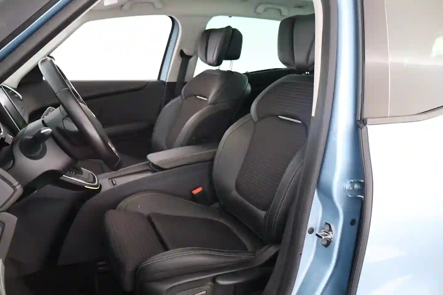 Car Image - FkRnbxb06chVx4R8wmGJx