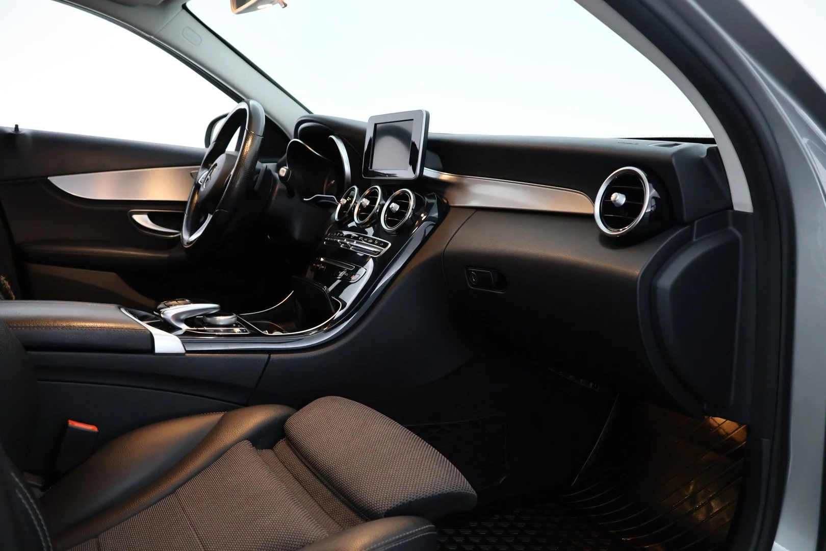 Car Image - 6MqDV8LtZUMXzDIhZ5xsEl