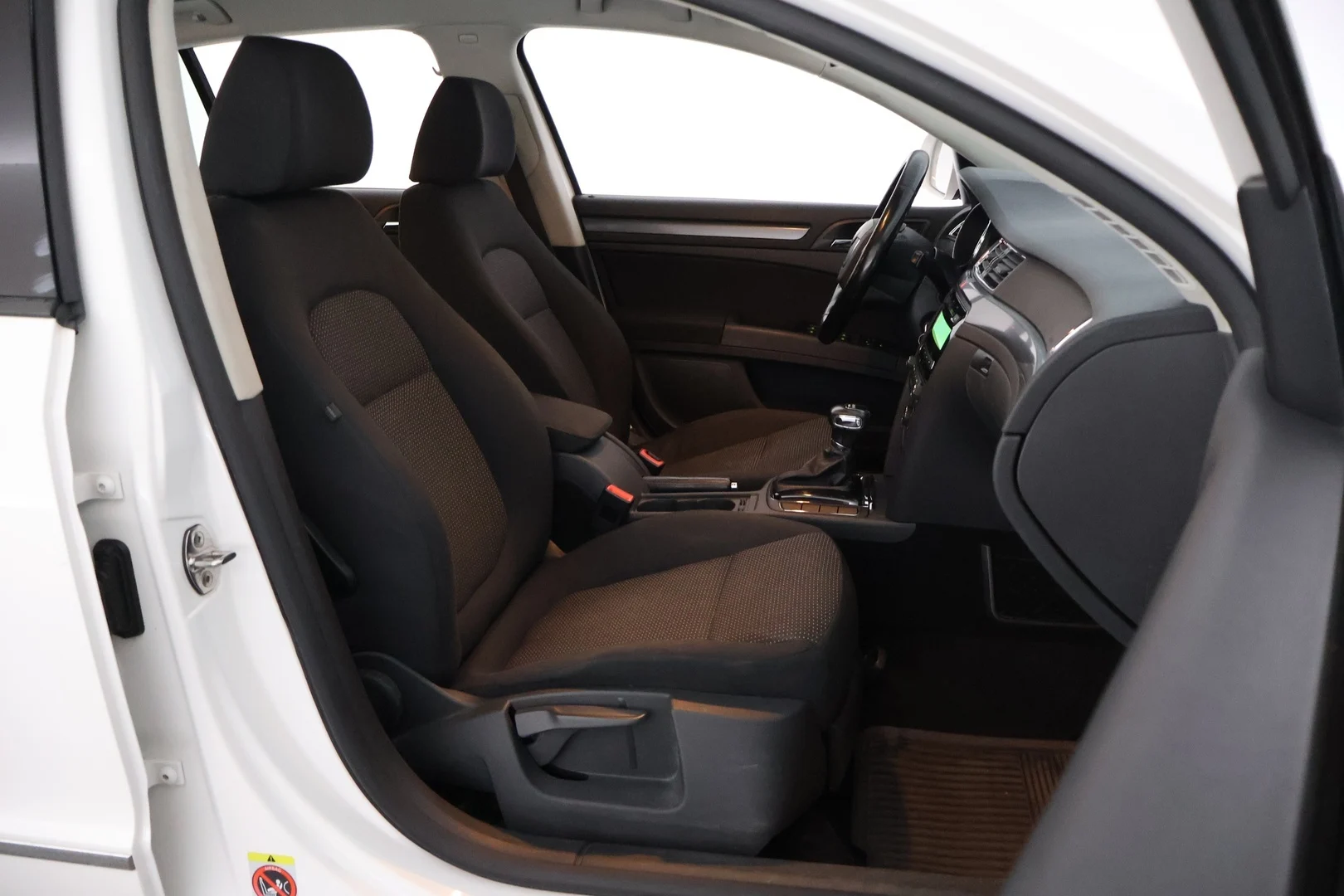 Car Image - 3I5gdL4Eq1CRyXhj6snyIv
