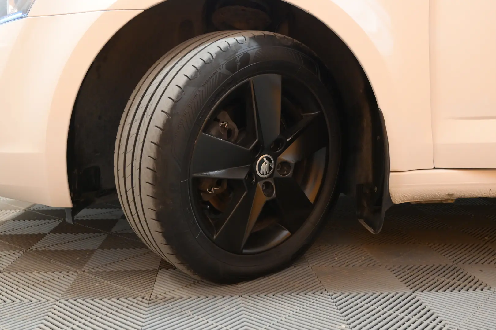 Car Image - 4RYippANgmDcE5cszLhaBA
