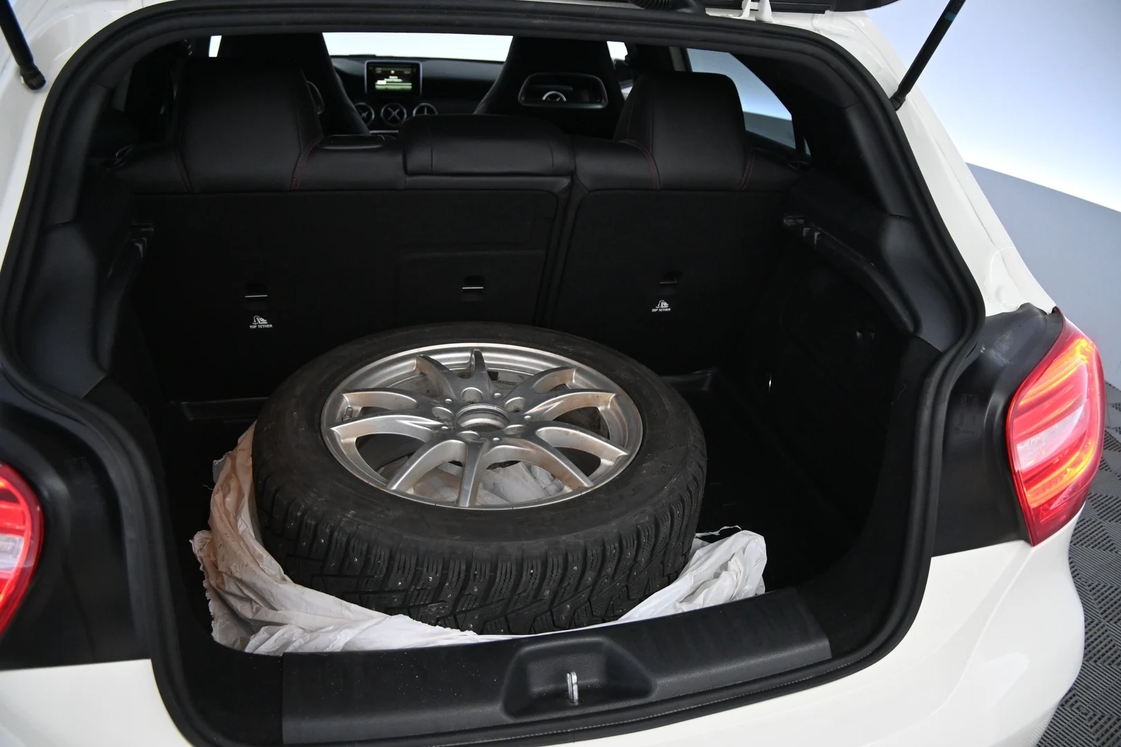 Car Image - 67bOpQbH9yjN8YIsHgBWdF