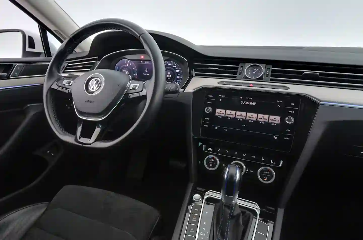 Car Image - lBR5ESRuWylDzrfegbe4F