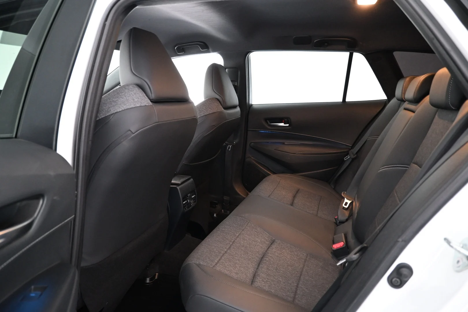 Car Image - 5NkLYYiDUjrs1ew9ku4xX