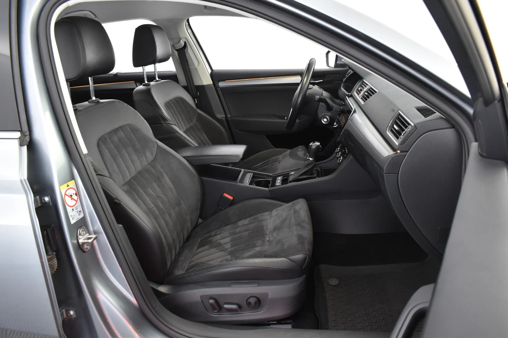 Car Image - 11r9cGRcOYx46RbP37CAw2