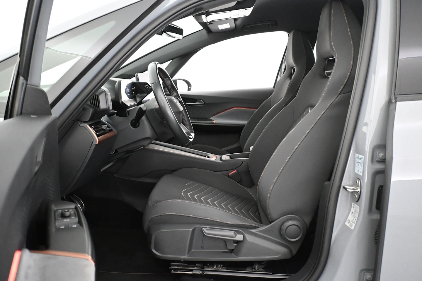 Car Image - 2iZLuVenobhca79rTjjUND