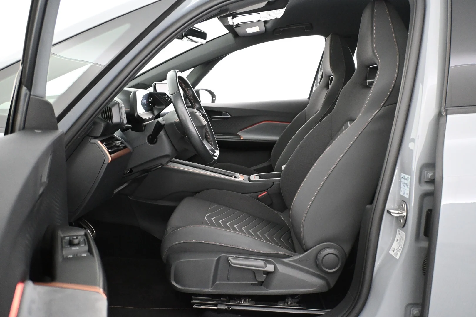 Car Image - 2iZLuVenobhca79rTjjUND