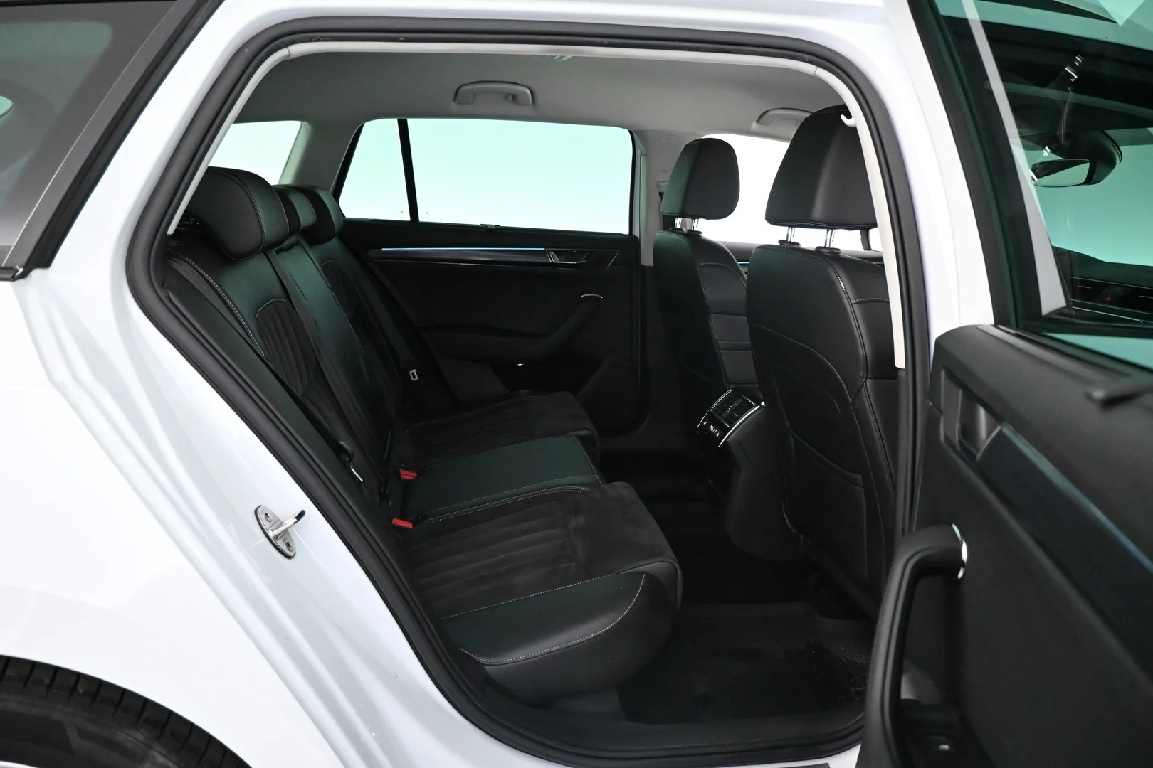 Car Image - 4l6YiS1ywvjkikTaTvpOq8