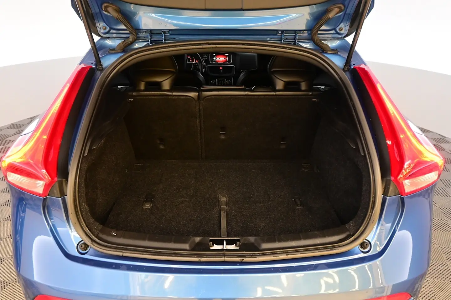 Car Image - vMoqGlXIboTZZpvarE9a3