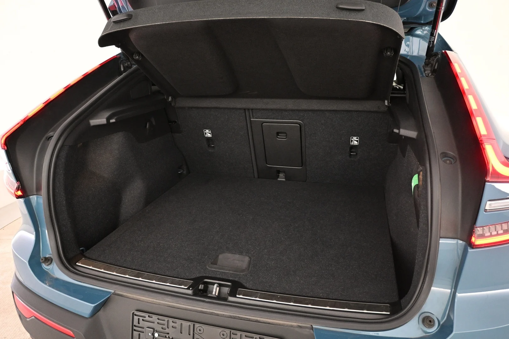 Car Image - 3DMEBPbxxknhE4fubjvMN