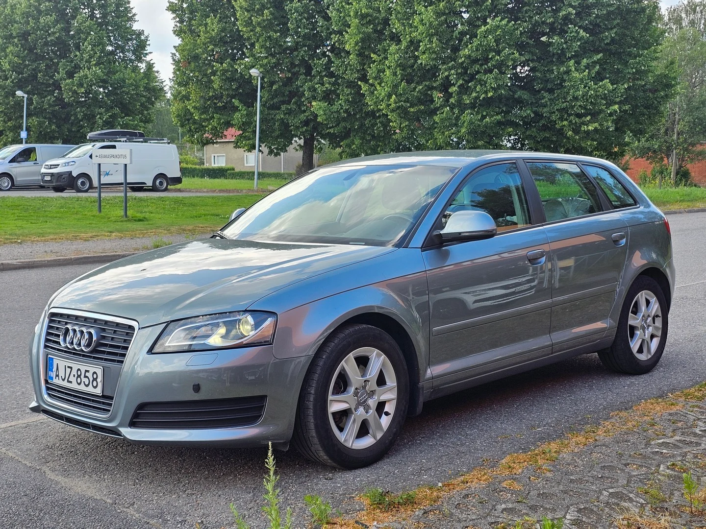 Car Image - 1YBSj29vuMr0rDgeyiqKqM