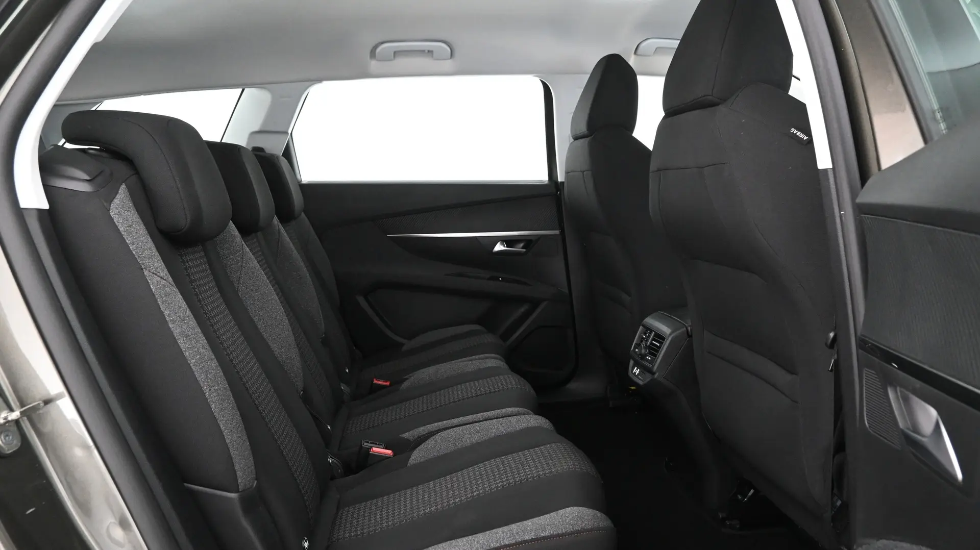Car Image - 4ZQe2mzEq3YhB10Mxc7mvJ