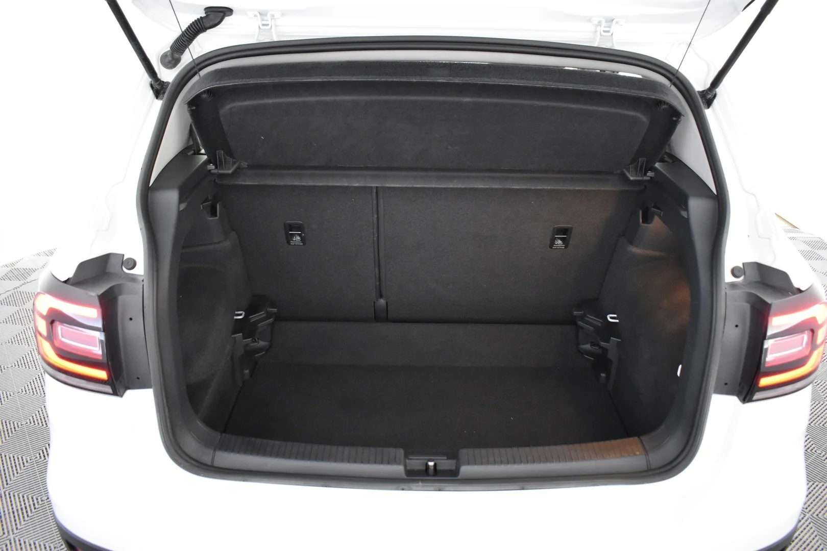 Car Image - 5hLyAVMFRtvioCapFvCM0L