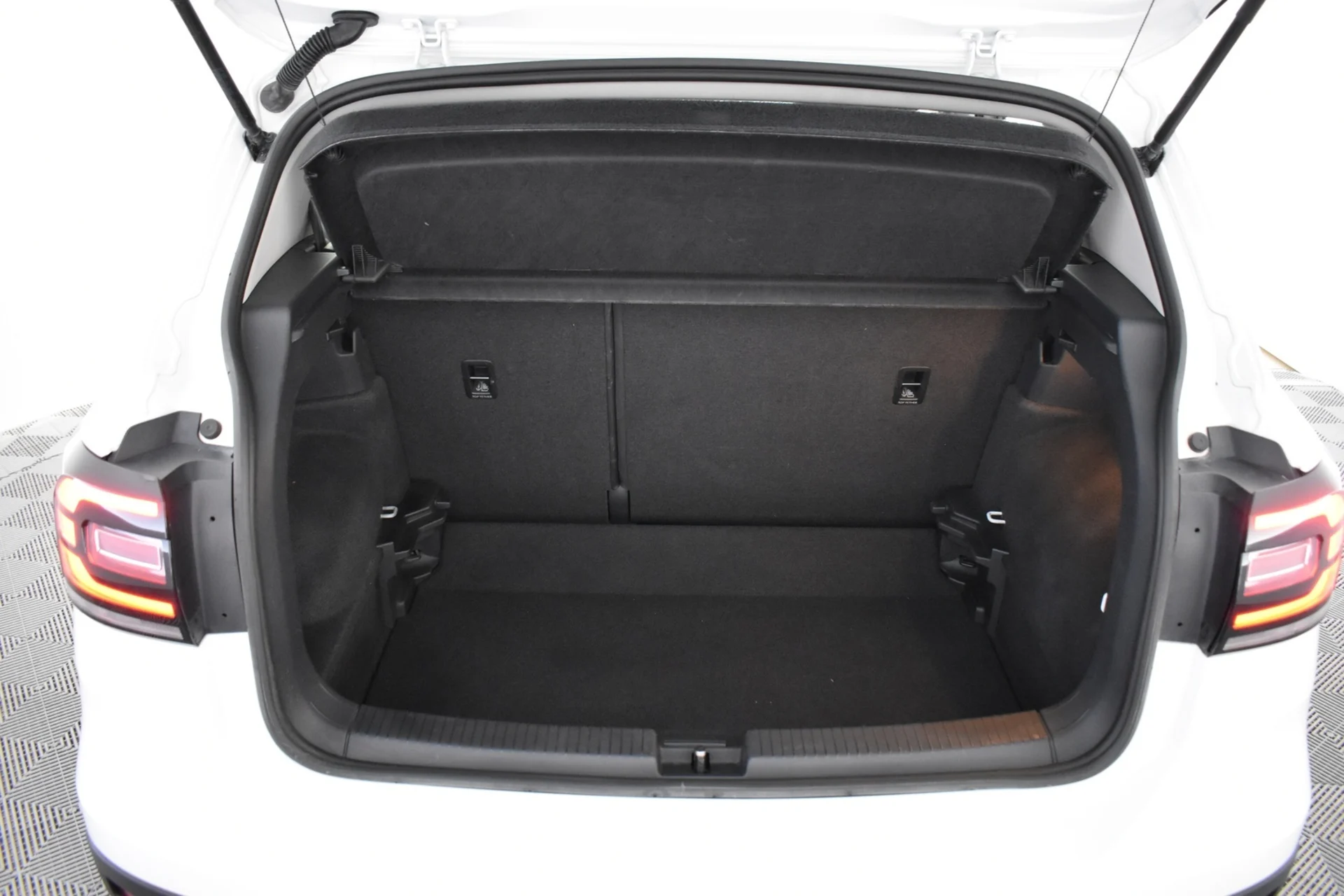 Car Image - 5hLyAVMFRtvioCapFvCM0L