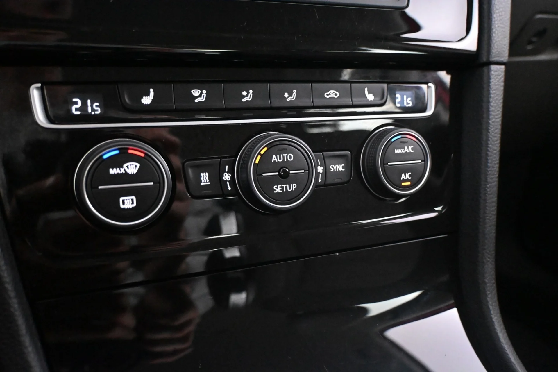 Car Image - 2Zxz7j1ddcHG8kEoZDGRNn