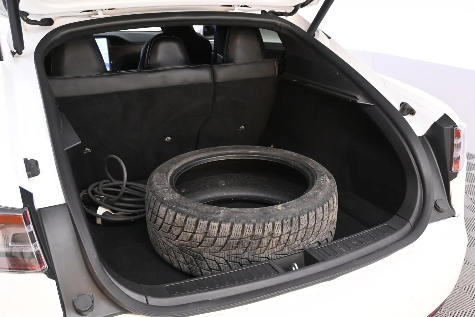 Car Image - F6kS5F6dpENu6hrT5CmWn