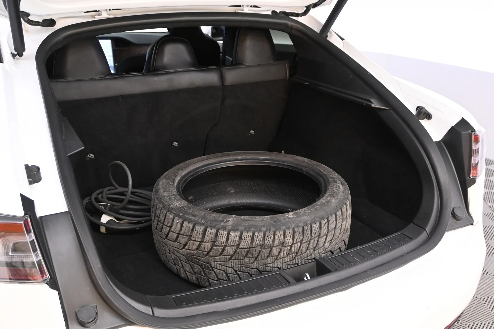 Car Image - F6kS5F6dpENu6hrT5CmWn