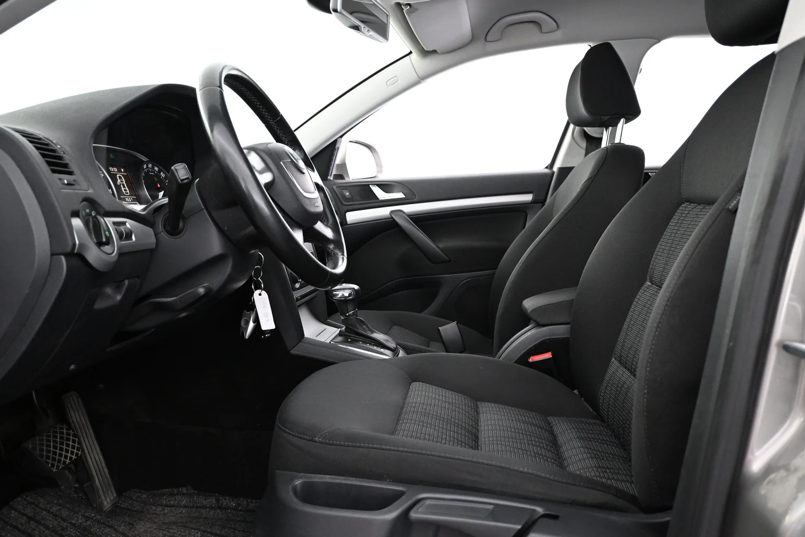 Car Image - 1bHHXrMatAKBNye6f94B2X