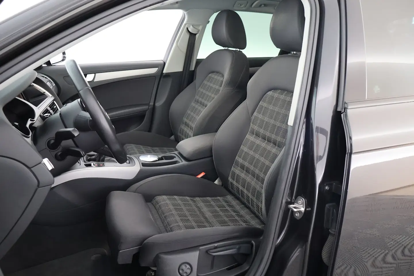 Car Image - 7HzJIOJfSh5kYWFG3XE5Kp