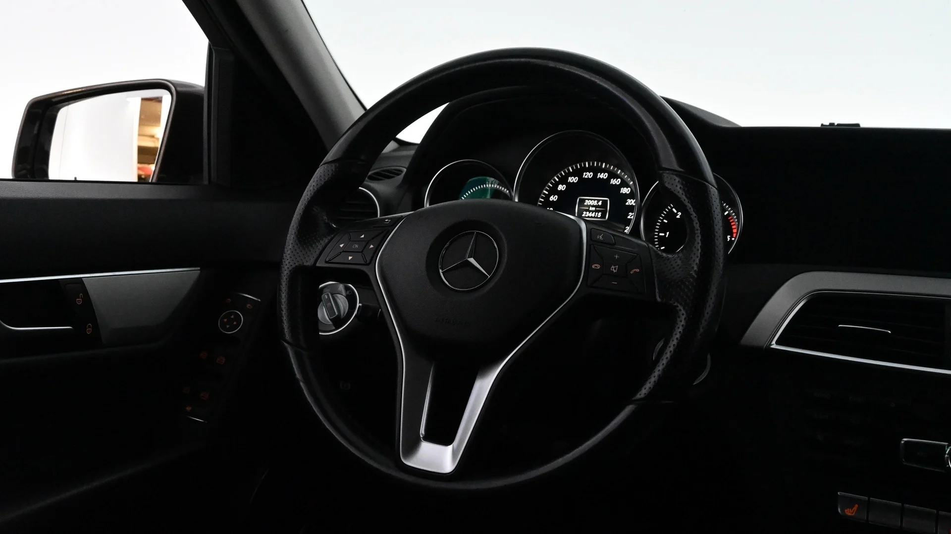 Car Image - 2bJ6WkGuZODQXJ6e0XzIvT