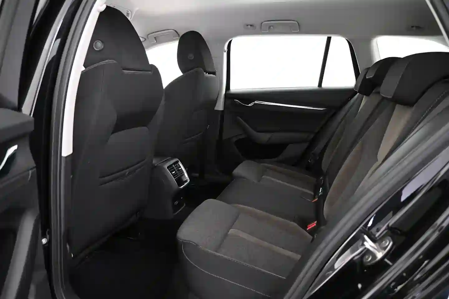 Car Image - UunPpROg0z6VOzF8VRda9
