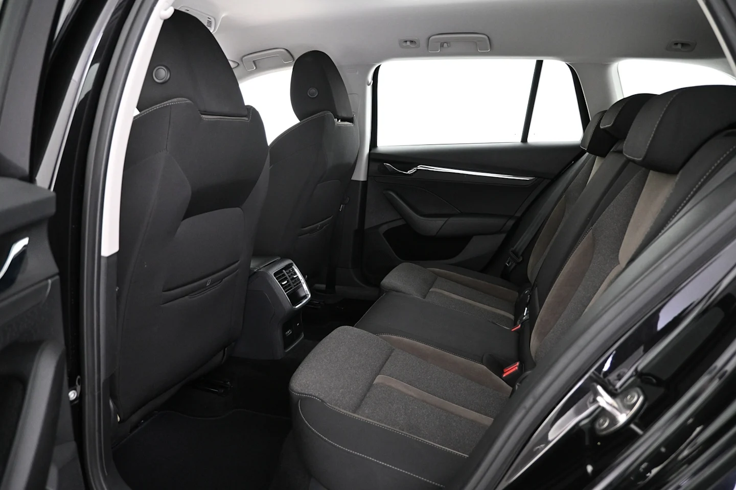 Car Image - UunPpROg0z6VOzF8VRda9