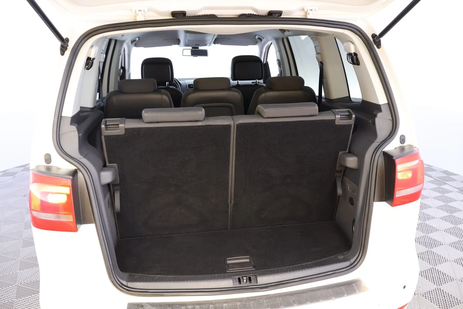 Car Image - 3YlSe9p0WhfnID9xOtrhyj
