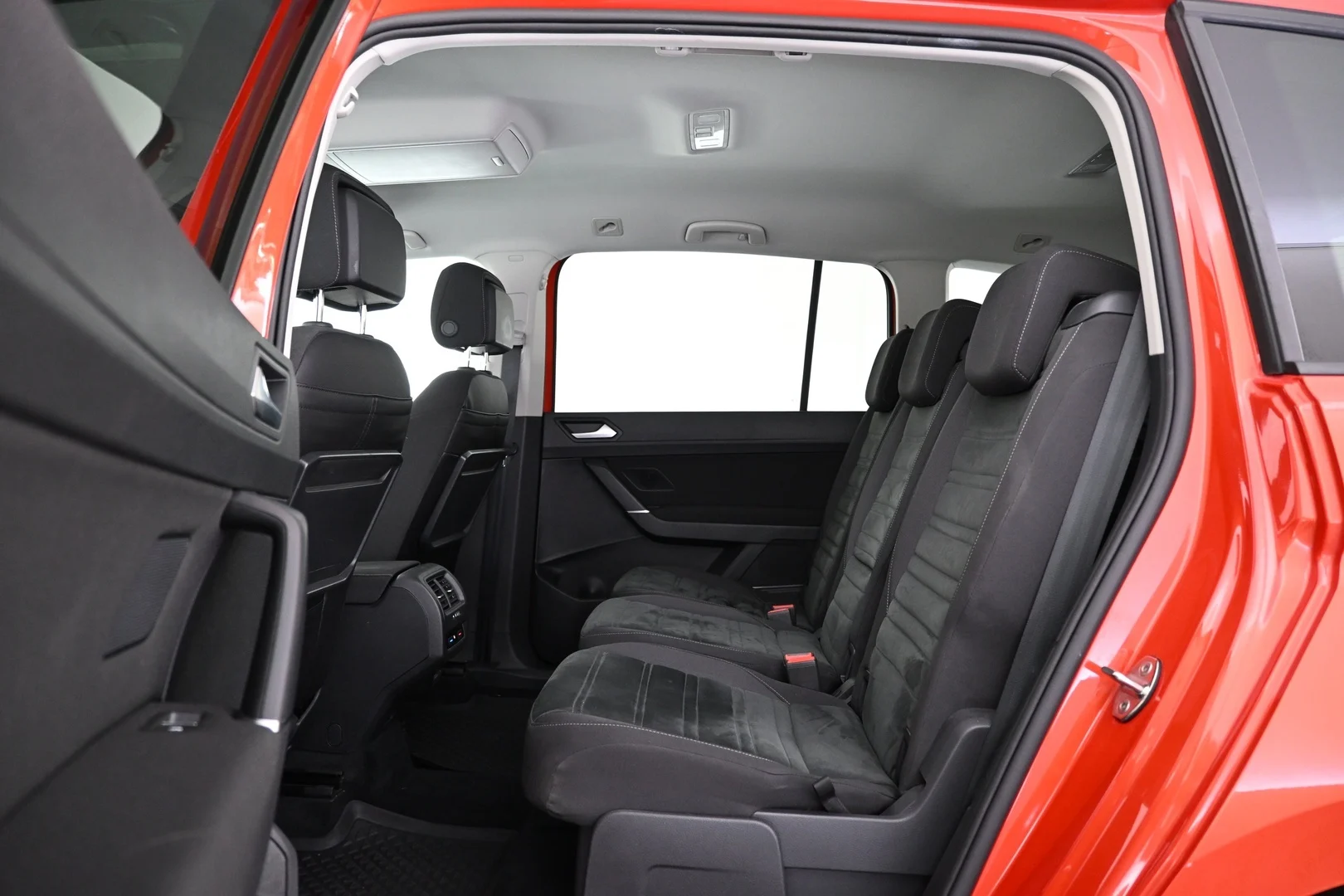 Car Image - F5poQUSEswpSnPRXb5A0i