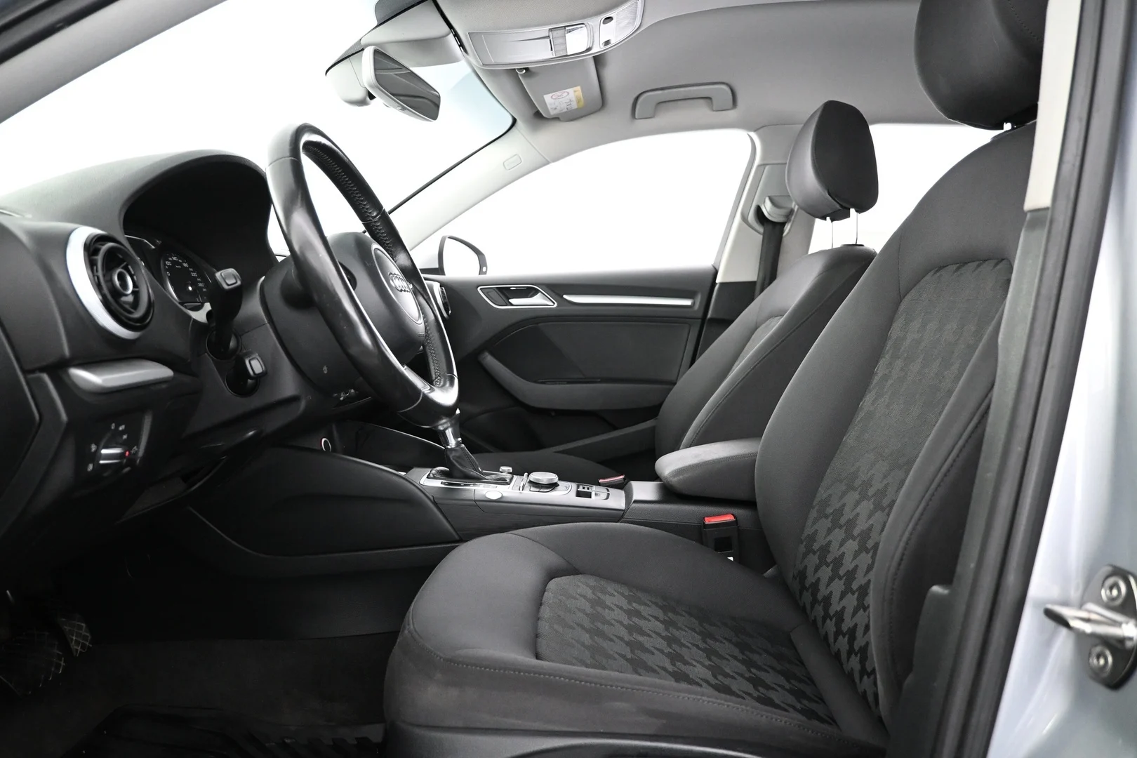 Car Image - PyaqjnGuRmsBC5yrWznSF