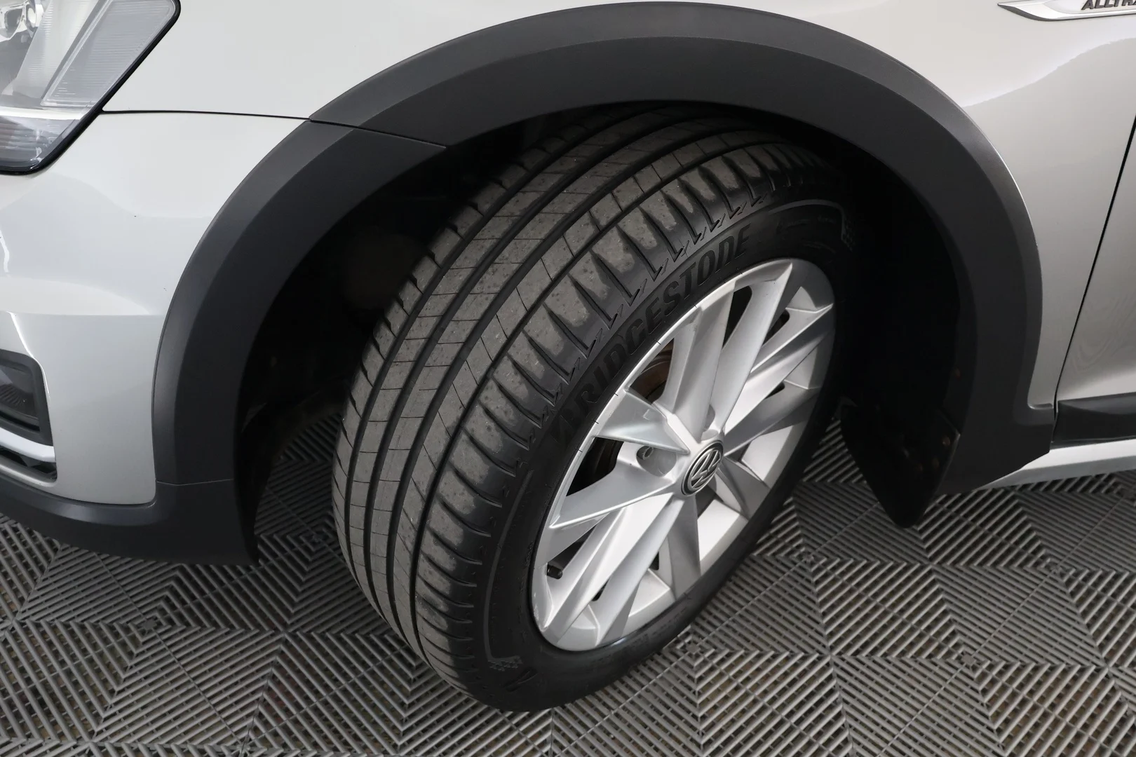 Car Image - 1cHYT8e6y5jBoSBAqwKiIF