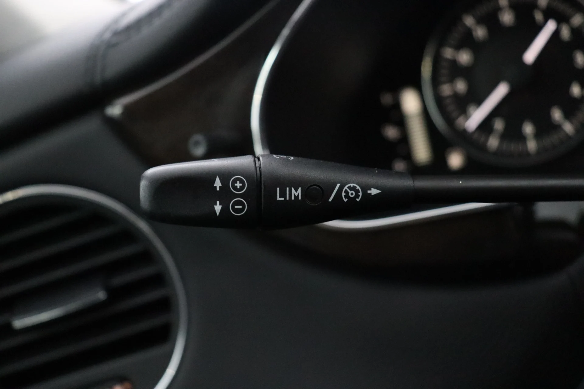 Car Image - 2K2PFJF0axmdAznzsYCeh0