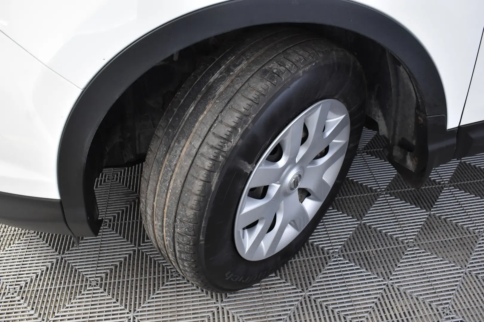 Car Image - Af1eqrdvrC0FLZQKZfOw2