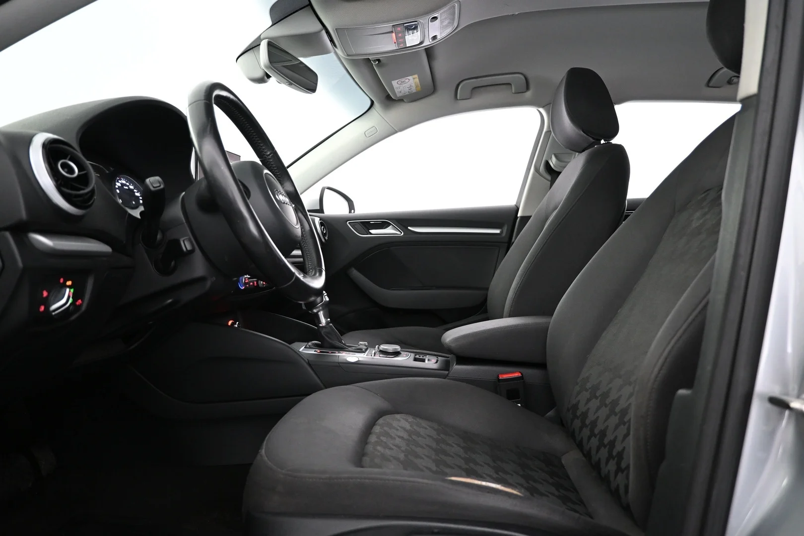 Car Image - PyaqjnGuRmsBC5yrWznSF