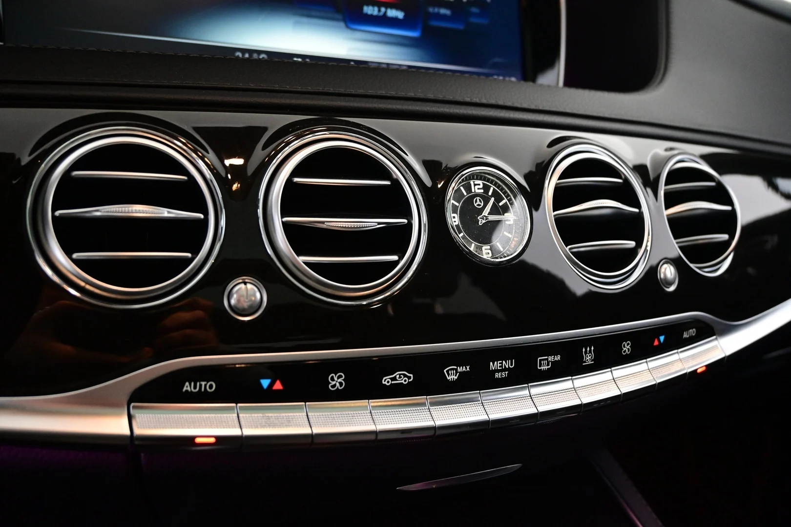 Car Image - 4c4jE64fY05p7G6Xi4DfGB