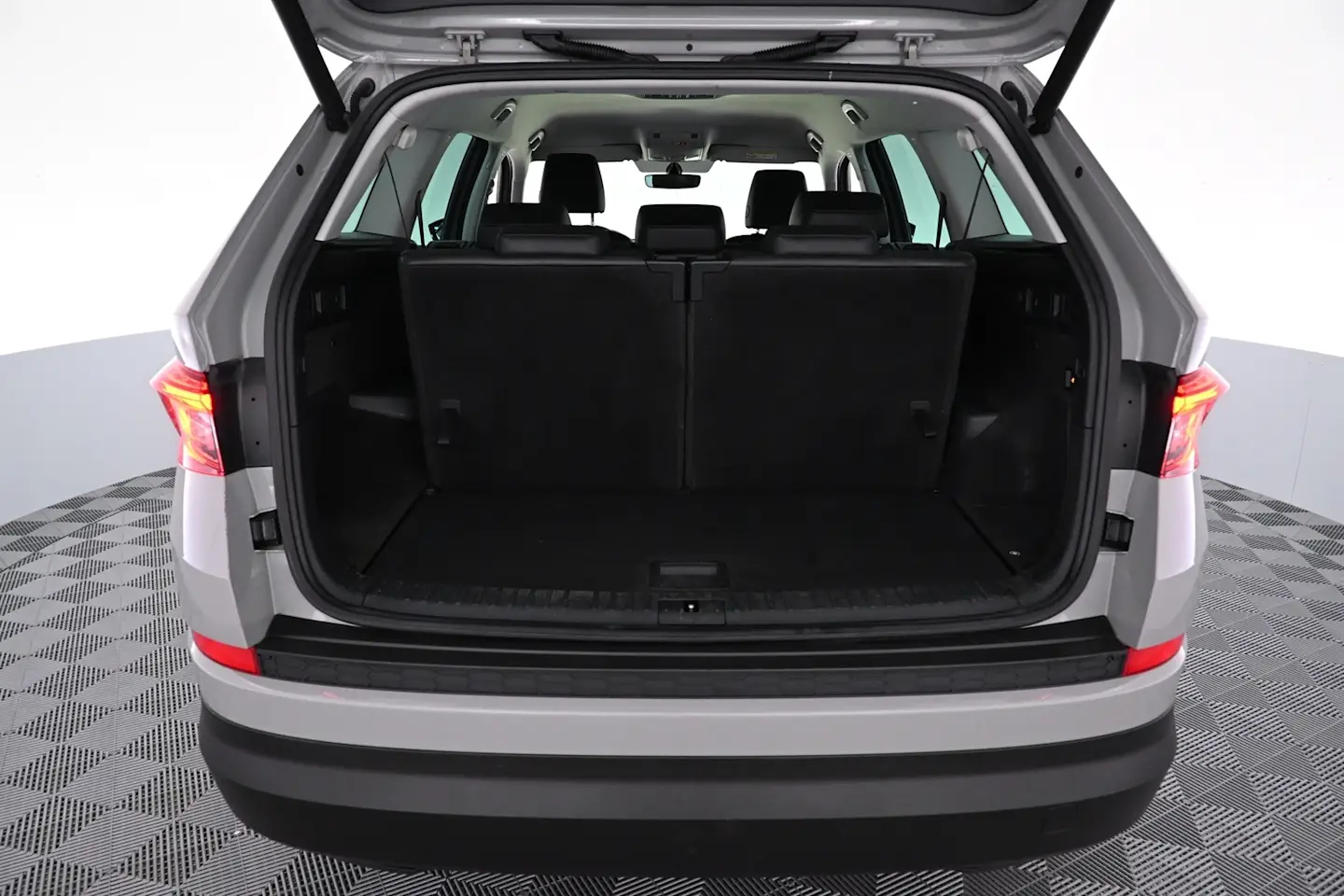 Car Image - 43jbylorwvF4qSghF8emRC