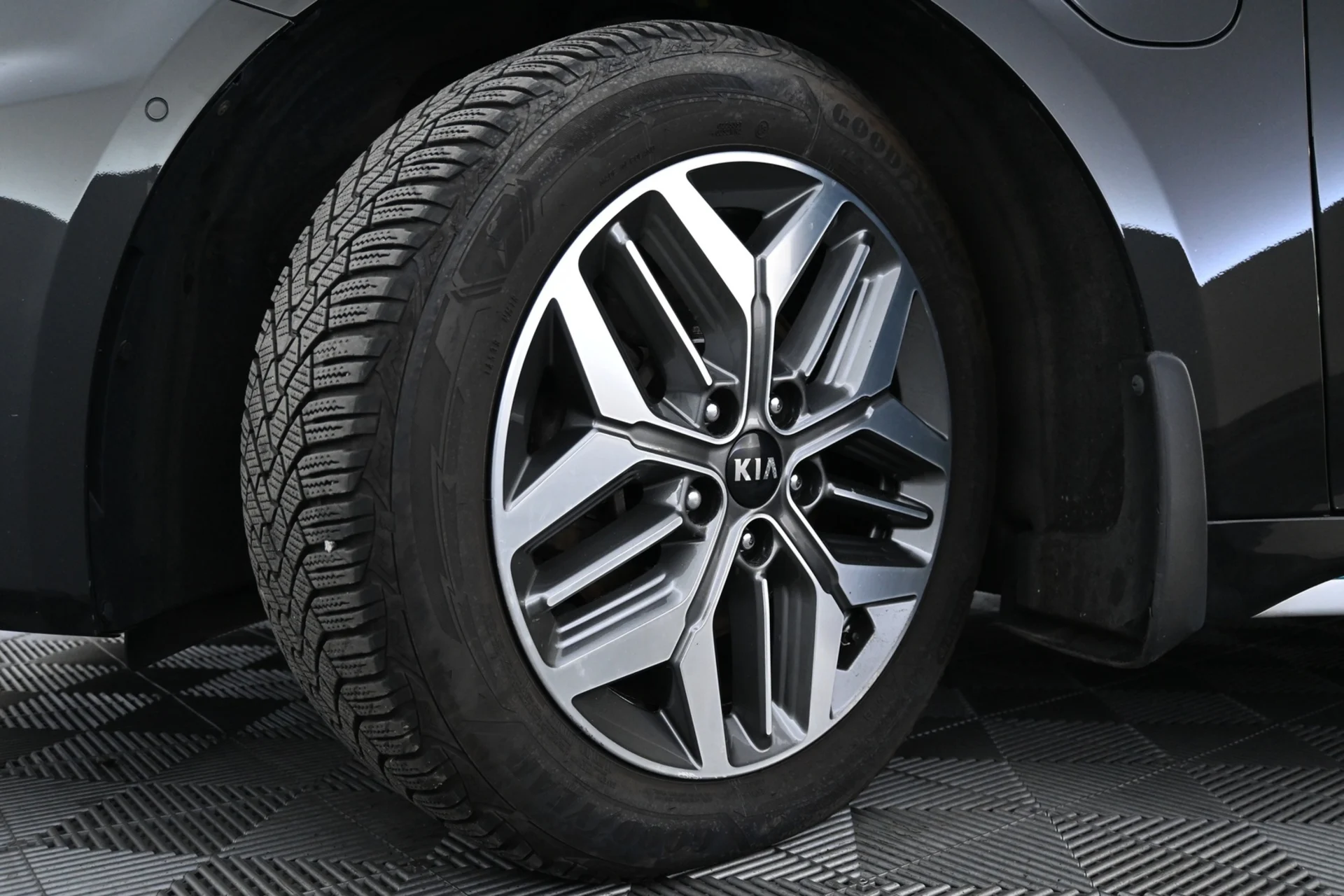 Car Image - 3l7inFYnBxWr6Zrb68f9nf