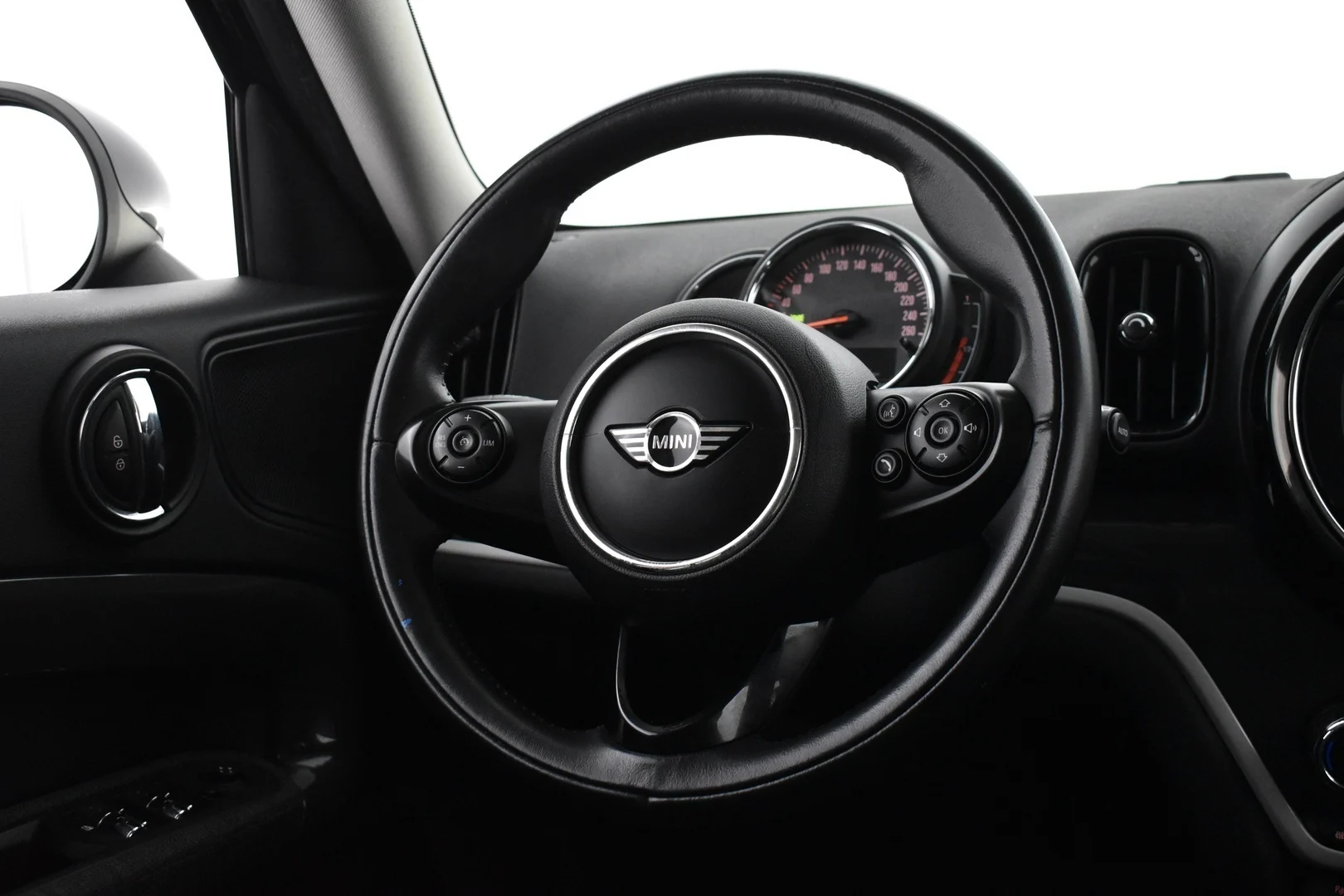 Car Image - 6L1h2K0UcVAehB6d9aBsfY